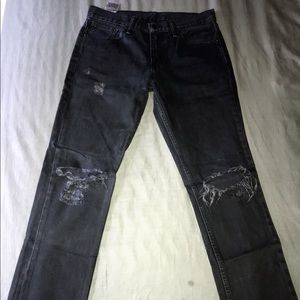 Men’s ripped Levi’s jeans